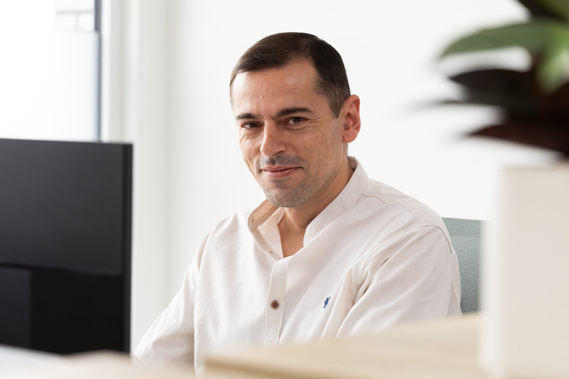 Betim Bajraktari, medior dossierbeheerder bij Wingman Accountants, werkt digitaal aan een dossier