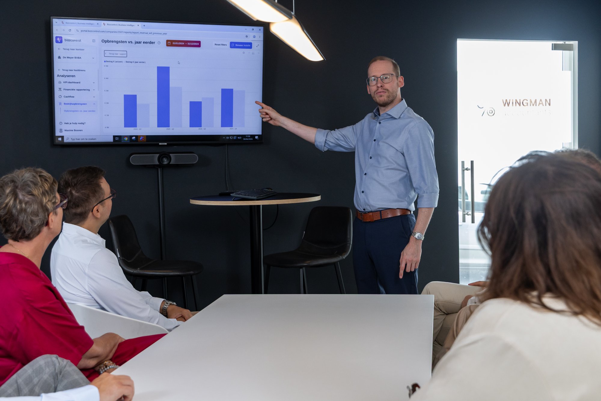 Accountant van Wingman Accountants licht financiële cijfers toe tijdens een teamoverleg